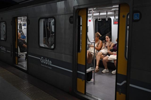 People travel on a asubway in Buenos Aires, on February 10, 2026. Inflation remained practically stable in January in Argentina, closing at 2.9%, the Indec statistics institute announced on Tuesday. Its director resigned last week after opposing the government’s decision to postpone the implementation of a new measurement method. (Photo by Luis ROBAYO / AFP)