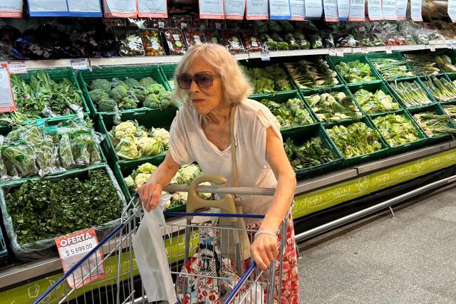 A woman shops for groceries at a supermarket in Buenos Aires, on February 10, 2026. Inflation remained practically stable in January in Argentina, closing at 2.9%, the Indec statistics institute announced on Tuesday. Its director resigned last week after opposing the government’s decision to postpone the implementation of a new measurement method. (Photo by Luis ROBAYO / AFP)