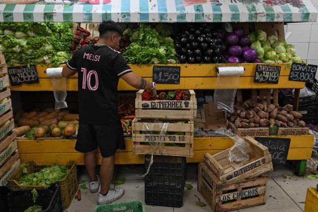 A man works at a supermarket in Buenos Aires, on February 10, 2026. Inflation remained practically stable in January in Argentina, closing at 2.9%, the Indec statistics institute announced on Tuesday. Its director resigned last week after opposing the government’s decision to postpone the implementation of a new measurement method. (Photo by Luis ROBAYO / AFP)