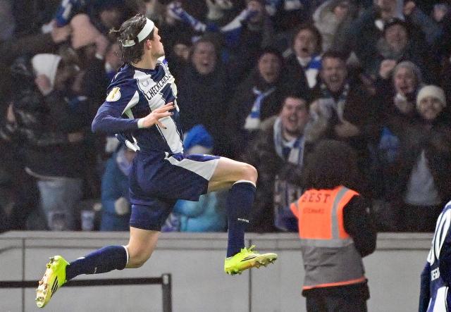 Hertha Berlin's German forward #11 Fabian Reese (L) celebrates scoring the 1-1 goal with his teammates during the German Cup (DFB-Pokal) quarter-final football match between Hertha Berlin and SC Freiburg in Berlin on February 10, 2026. (Photo by John MACDOUGALL / AFP) / DFL REGULATIONS PROHIBIT ANY USE OF PHOTOGRAPHS AS IMAGE SEQUENCES AND/OR QUASI-VIDEO  ALTERNATIVE CROP