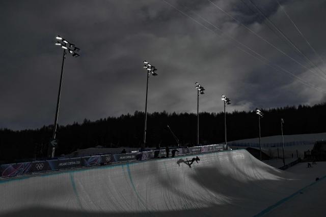 A competitors warms up prior to the snowboard women's halfpipe qualification run 1 during the Milano Cortina 2026 Winter Olympic Games at Livigno Snow Park, in Livigno (Valtellina), on February 11, 2026. (Photo by Jeff PACHOUD / AFP)