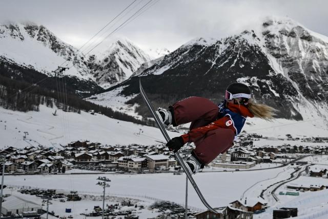 Canada's Felicity Geremia warms up prior to the snowboard women's halfpipe qualification run 1 during the Milano Cortina 2026 Winter Olympic Games at Livigno Snow Park, in Livigno (Valtellina), on February 11, 2026. (Photo by Jeff PACHOUD / AFP)