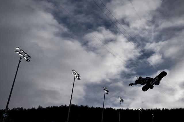 USA's Chloe Kim warms up prior to the snowboard women's halfpipe qualification run 1 during the Milano Cortina 2026 Winter Olympic Games at Livigno Snow Park, in Livigno (Valtellina), on February 11, 2026. (Photo by Jeff PACHOUD / AFP)