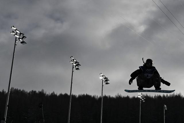 South Korea's Choi Gaon warms up prior to the snowboard women's halfpipe qualification run 1 during the Milano Cortina 2026 Winter Olympic Games at Livigno Snow Park, in Livigno (Valtellina), on February 11, 2026. (Photo by Jeff PACHOUD / AFP)