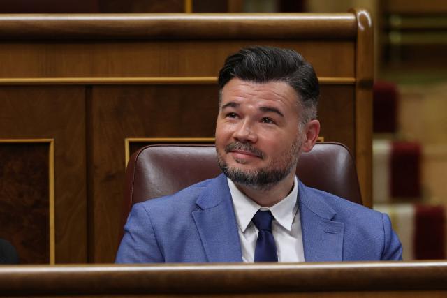 Catalan separatist party Esquerra Republicana de Catalunya - ERC (Republican Left of Catalonia) MP Gabriel Rufian looks on after Spain's Prime minister addressed parliament over January train tragedy at the congress in Madrid on February 11, 2026. Two train accidents raised questions about Spanish rail safety. The collision of two high-speed trains in the southern region of Andalusia claimed 46 lives and a regional train accident in Catalunya killed one last month. (Photo by Pierre-Philippe MARCOU / AFP)