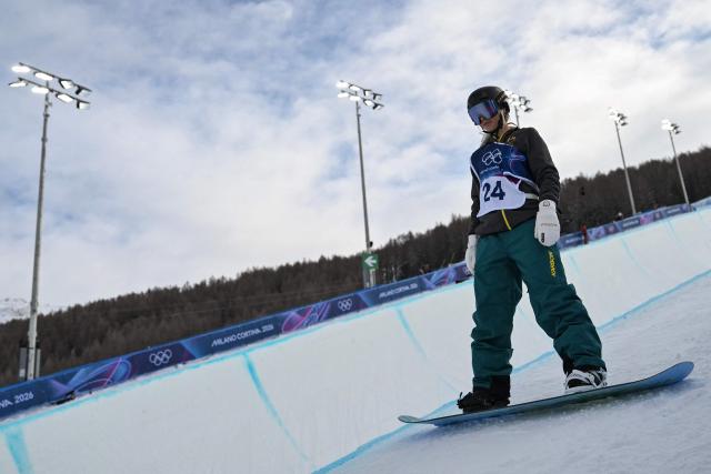 Australia's Emily Arthur warms up prior to the snowboard women's halfpipe qualification run 1 during the Milano Cortina 2026 Winter Olympic Games at Livigno Snow Park, in Livigno (Valtellina), on February 11, 2026. (Photo by Jeff PACHOUD / AFP)