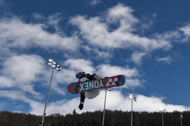 Japan's Sena Tomita competes in the snowboard women's halfpipe qualification run 2 during the Milano Cortina 2026 Winter Olympic Games at Livigno Snow Park, in Livigno (Valtellina), on February 11, 2026. (Photo by Jeff PACHOUD / AFP)