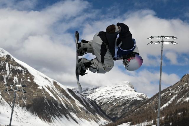 TOPSHOT - Japan's Rise Kudo competes in the snowboard women's halfpipe qualification run 2 during the Milano Cortina 2026 Winter Olympic Games at Livigno Snow Park, in Livigno (Valtellina), on February 11, 2026. (Photo by Jeff PACHOUD / AFP)