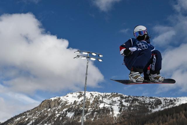 USA's Bea Kim competes in the snowboard women's halfpipe qualification run 2 during the Milano Cortina 2026 Winter Olympic Games at Livigno Snow Park, in Livigno (Valtellina), on February 11, 2026. (Photo by Jeff PACHOUD / AFP)