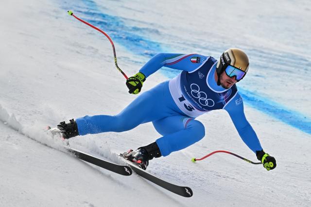 Italy's Dominik Paris falls and loses his ski as he competes in  the men's super-G alpine skiing event during the Milano Cortina 2026 Winter Olympic Games at the Stelvio Ski Centre in Bormio (Valtellina) on February 11, 2026. (Photo by Fabrice COFFRINI / AFP)