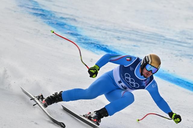 Italy's Dominik Paris loses his ski as he competes in  the men's super-G alpine skiing event during the Milano Cortina 2026 Winter Olympic Games at the Stelvio Ski Centre in Bormio (Valtellina) on February 11, 2026. (Photo by Fabrice COFFRINI / AFP)
