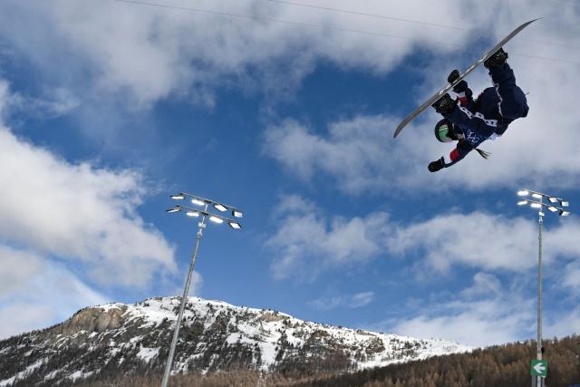 TOPSHOT - USA's Chloe Kim competes in the snowboard women's halfpipe qualification run 2 during the Milano Cortina 2026 Winter Olympic Games at Livigno Snow Park, in Livigno (Valtellina), on February 11, 2026. (Photo by Jeff PACHOUD / AFP)