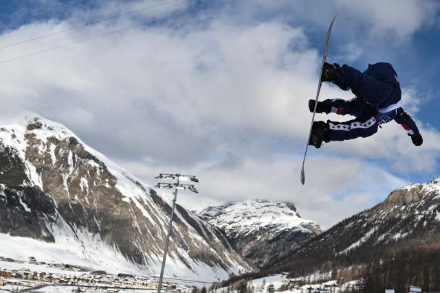 USA's Chloe Kim competes in the snowboard women's halfpipe qualification run 2 during the Milano Cortina 2026 Winter Olympic Games at Livigno Snow Park, in Livigno (Valtellina), on February 11, 2026. (Photo by Jeff PACHOUD / AFP)