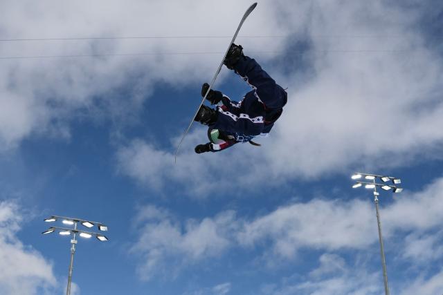 USA's Chloe Kim competes in the snowboard women's halfpipe qualification run 2 during the Milano Cortina 2026 Winter Olympic Games at Livigno Snow Park, in Livigno (Valtellina), on February 11, 2026. (Photo by Jeff PACHOUD / AFP)