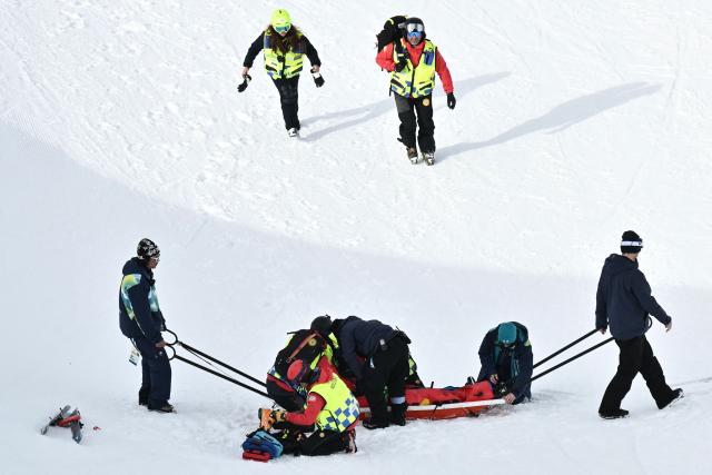 China's Liu Jiayu receives medical assistance during the snowboard women's halfpipe qualification run 2 during the Milano Cortina 2026 Winter Olympic Games at Livigno Snow Park, in Livigno (Valtellina), on February 11, 2026. (Photo by Jeff PACHOUD / AFP)
