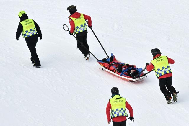 China's Liu Jiayu receives medical assistance during the snowboard women's halfpipe qualification run 2 during the Milano Cortina 2026 Winter Olympic Games at Livigno Snow Park, in Livigno (Valtellina), on February 11, 2026. (Photo by Jeff PACHOUD / AFP)