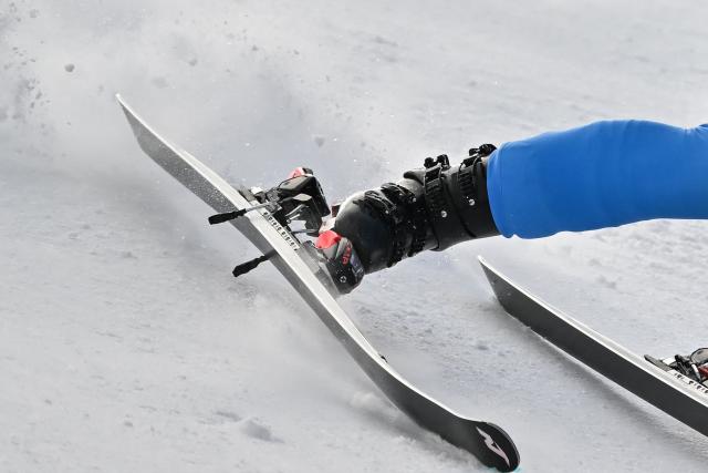 Italy's Dominik Paris loses his ski as he competes in  the men's super-G alpine skiing event during the Milano Cortina 2026 Winter Olympic Games at the Stelvio Ski Centre in Bormio (Valtellina) on February 11, 2026. (Photo by Fabrice COFFRINI / AFP)