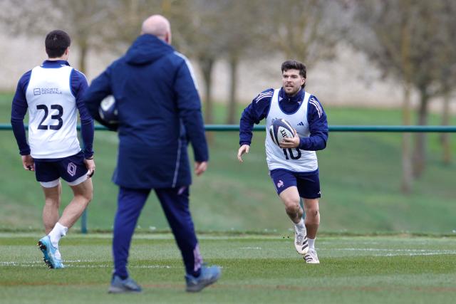 France's fly-half Matthieu Jalibert takes part in a training session ahead of their Six Nations rugby union match against Wales in Marcoussis on February 11, 2026. (Photo by GEOFFROY VAN DER HASSELT / AFP)