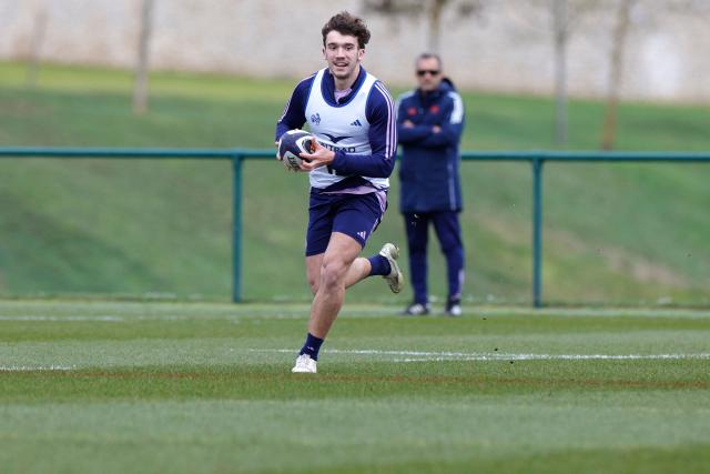 France's centre Fabien Brau-Boirie runs with the ball during a training session ahead of their Six Nations rugby union match against Wales in Marcoussis on February 11, 2026. (Photo by GEOFFROY VAN DER HASSELT / AFP)