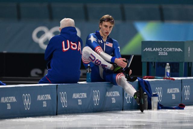 USA's Jordan Stolz (R) prepares for the speed skating men's 1000m during the Milano Cortina 2026 Winter Olympic Games at Milano Speed Skating Stadium in Milan on February 11, 2026. (Photo by Daniel MUNOZ / AFP)
