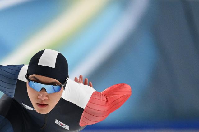 South Korea's Koo Kyung-min competes in the speed skating men's 1000m during the Milano Cortina 2026 Winter Olympic Games at Milano Speed Skating Stadium in Milan on February 11, 2026. (Photo by Daniel MUNOZ / AFP)