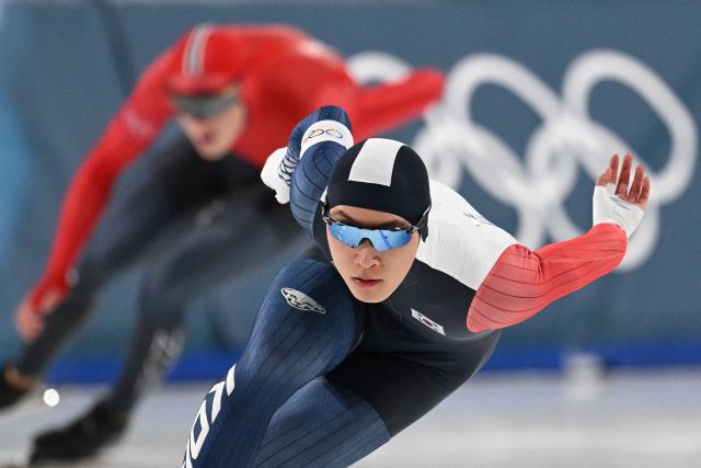 South Korea's Koo Kyung-min competes in the speed skating men's 1000m during the Milano Cortina 2026 Winter Olympic Games at Milano Speed Skating Stadium in Milan on February 11, 2026. (Photo by Daniel MUNOZ / AFP)