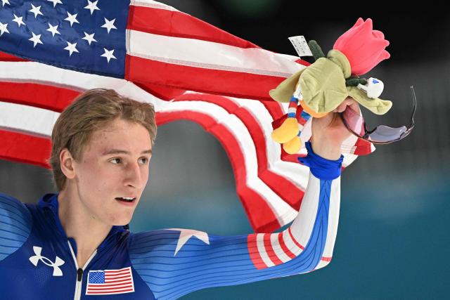 USA's Jordan Stolz celebrates winning gold and beaking the Olympic record after the speed skating men's 1000m during the Milano Cortina 2026 Winter Olympic Games at Milano Speed Skating Stadium in Milan on February 11, 2026. (Photo by Daniel MUNOZ / AFP)