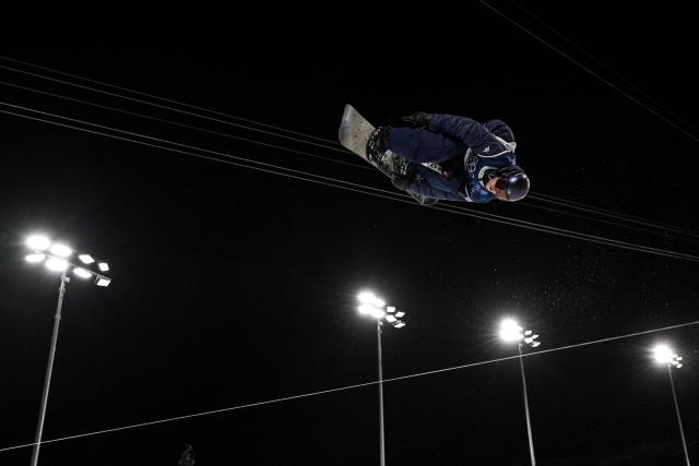 USA's Jake Pates competes in the snowboard men's halfpipe qualification run 1 during the Milano Cortina 2026 Winter Olympic Games at Livigno Snow Park, in Livigno (Valtellina), on February 11, 2026. (Photo by Jeff PACHOUD / AFP)