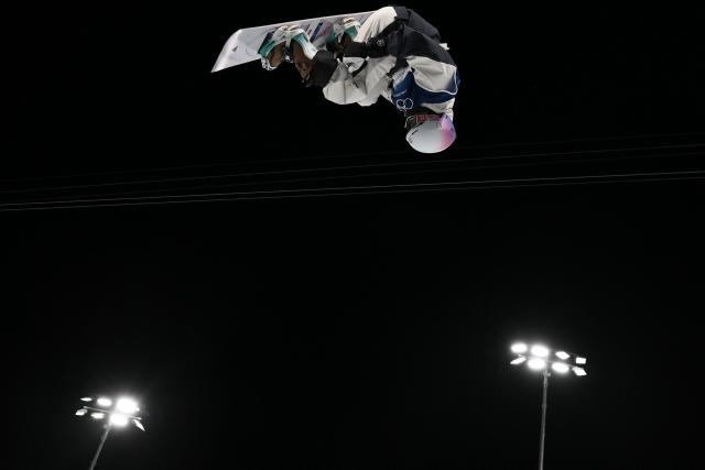 Japan's Yuto Totsuka competes in the snowboard men's halfpipe qualification run 2 during the Milano Cortina 2026 Winter Olympic Games at Livigno Snow Park, in Livigno (Valtellina), on February 11, 2026. (Photo by Jeff PACHOUD / AFP)