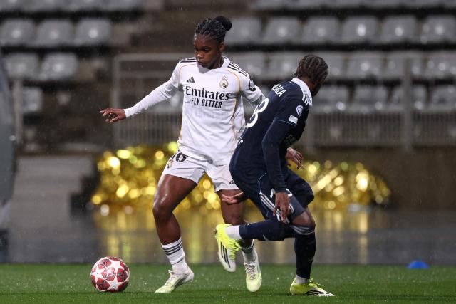 Real Madrid's Colombian forward #18 Linda Caicedo (L) and Paris FC's French defender #18 Melween Ndongala (R) fight for the ball during the UEFA Women's Champions League knockout round first leg play-off football match between Paris FC and Real Madrid at the Stade Charlety, in Paris, on February 11, 2026. (Photo by Guillaume BAPTISTE / AFP)