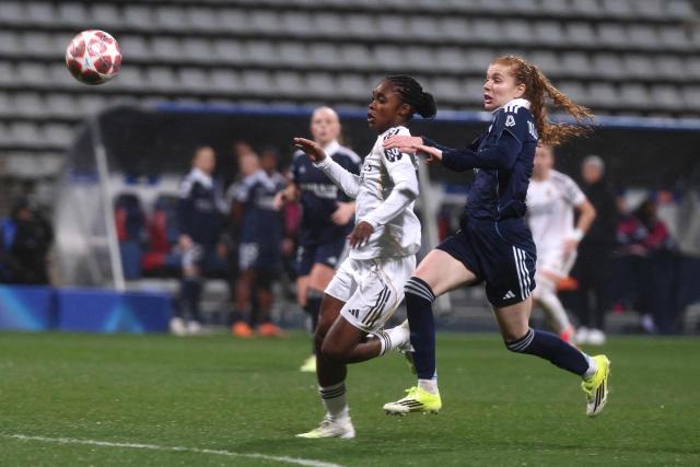 Real Madrid's Colombian forward #18 Linda Caicedo (C) fights for the ball with Paris FC's French defender #02 Celina Ould Hocine (R) on the way to scoring Real Madrid's thrid goal during the UEFA Women's Champions League knockout round first leg play-off football match between Paris FC and Real Madrid at the Stade Charlety, in Paris, on February 11, 2026. (Photo by Guillaume BAPTISTE / AFP)