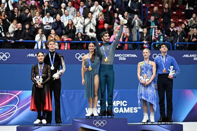 Silver medallists USA's Madison Chock and USA's Evan Bates, gold medallists France's Laurence Fournier Beaudry and France's Guillaume Cizeron and bronze medallists Canada's Piper Gilles and Canada's Paul Poirier pose on the podium after the figure skating ice dance-free dance final during the Milano Cortina 2026 Winter Olympic Games at Milano Ice Skating Arena in Milan on February 11, 2026. (Photo by Gabriel BOUYS / AFP)