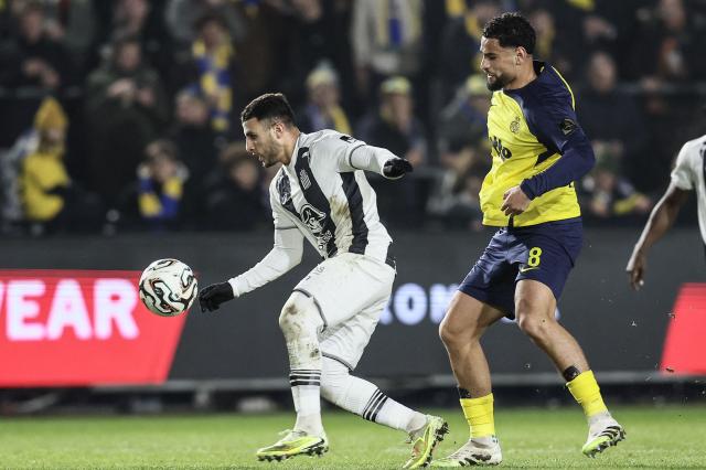 Royal Charleroi SC's Algerian midfielder #22 Yassine Titraoui and Royale Union Saint-Gilloise's Algerian midfielder #08 Adem Zorgane fight for the ball during the second leg of the Belgium 'Croky Cup' semifinal football match between Sporting Charleroi and Royale Union Saint-Gilloise at Stade Joseph Marien in Brussels on February 11, 2026. (Photo by BRUNO FAHY / Belga / AFP) / Belgium OUT