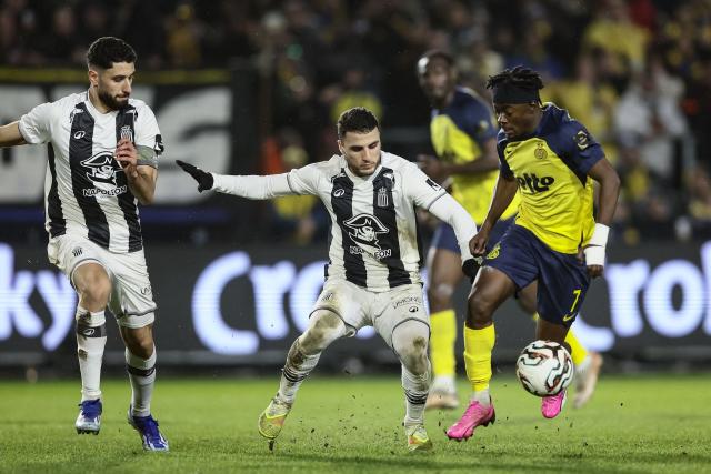 Royal Charleroi SC's Algerian midfielder #22 Yassine Titraoui (C) and Royale Union Saint-Gilloise's Ghanaian forward Mohammed Fuseini fight for the ball during the second leg of the Belgium 'Croky Cup' semifinal football match between Sporting Charleroi and Royale Union Saint-Gilloise at Stade Joseph Marien in Brussels on February 11, 2026. (Photo by BRUNO FAHY / Belga / AFP) / Belgium OUT