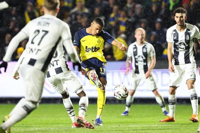 Royale Union Saint-Gilloise's Brazilian forward #77 Guilherme Smith shoots the during the second leg of the Belgium 'Croky Cup' semifinal football match between Sporting Charleroi and Royale Union Saint-Gilloise at Stade Joseph Marien in Brussels on February 11, 2026. (Photo by VIRGINIE LEFOUR / Belga / AFP) / Belgium OUT