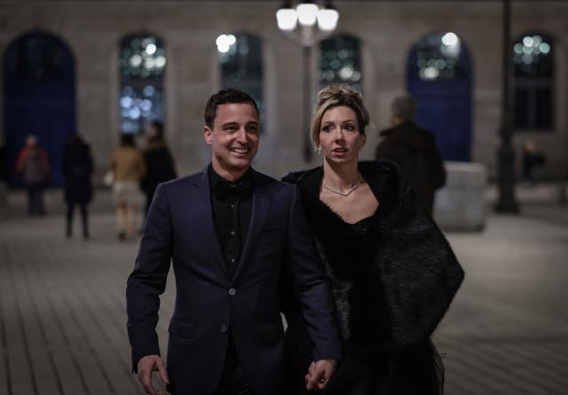 Dutch couple Shirley Wijgaarts and Sander Castel arrive to participate in a marriage proposal in central Paris on February 07, 2026. In Paris, marriage proposals take on a cinematic flair, complete with Cinderella's carriage, private terraces, and bespoke scenarios, creating a lucrative market fueled by international clients. (Photo by STEPHANE DE SAKUTIN / AFP)