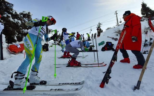 Alpine skiers compete in the Central Asian Cup, the alpine skiing competition bringing together athletes from Kyrgyzstan, Kazakhstan, Uzbekistan and Tajikistan, at the Kashka-Suu ski resort in the Ala-Archa National Park, some 30km from Bishkek, on January 28, 2026. (Photo by Vyacheslav OSELEDKO / AFP)