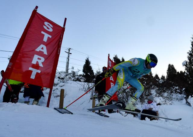 An alpine skier competes in the Central Asian Cup, the alpine skiing competition bringing together athletes from Kyrgyzstan, Kazakhstan, Uzbekistan and Tajikistan, at the Kashka-Suu ski resort in the Ala-Archa National Park, some 30km from Bishkek, on January 28, 2026. (Photo by Vyacheslav OSELEDKO / AFP)
