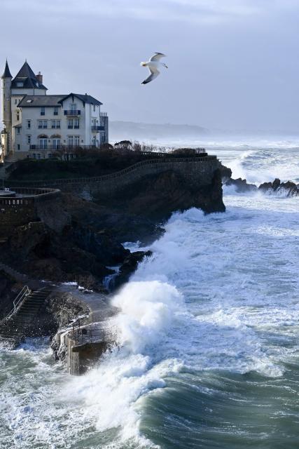 Waves crash rocks near the Villa Beltza in Biarritz, southwestern France on February 12, 2026, as storm Nils hits the area. Accompanied by winds exceeding 160 km/h, Storm Nils swept across several regions of France on February 12, 2026, causing the death of a lorry driver in the Landes and damage, leaving 850,000 homes without electricity, particularly in the southwest. (Photo by Gaizka IROZ / AFP)