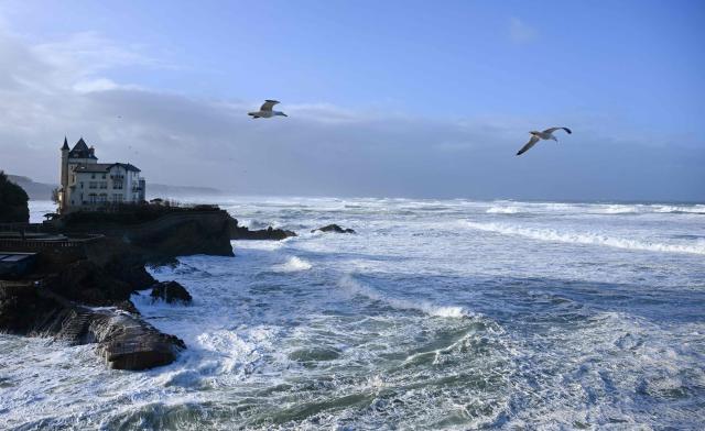 TOPSHOT - Waves crash near the Villa Beltza in Biarritz, southwestern France on February 12, 2026, as storm Nils hits the area. Accompanied by winds exceeding 160 km/h, Storm Nils swept across several regions of France on February 12, 2026, causing the death of a lorry driver in the Landes and damage, leaving 850,000 homes without electricity, particularly in the southwest. (Photo by Gaizka IROZ / AFP)