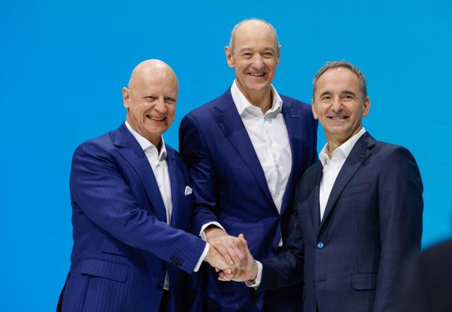 (L-R) Siemens CFO Ralf Thomas, CEO Roland Busch and and the chairman of Siemens AG Jim Snabe pose before the annual general shareholders meeting of industrial giant Siemens in Munich, southern Germany, on February 12, 2026. German industrial giant Siemens on February 12, 2026 raised its outlook for the year after a strong first quarter boosted by spending on artificial intelligence. (Photo by Michaela STACHE / AFP)