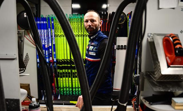 Gregoire Deschamps, head of glide and equipment for the French National Biathlon Team, prepares for the women’s 7,5km sprint event at the IBU Biathlon World Cup in Ruhpolding. Picture taken January 16, 2026.  (Photo by Tobias SCHWARZ / AFP)