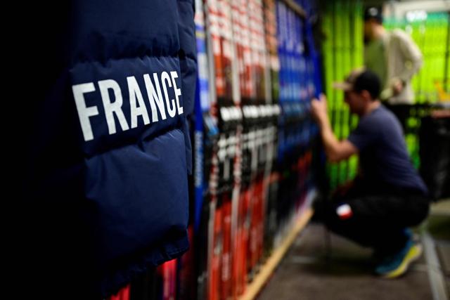 A member for the glide and equipment team of the French National Biathlon Team works on a ski for the women’s 7,5km sprint event at the IBU Biathlon World Cup in Ruhpolding, southern Germany, on January 16, 2026.  (Photo by Tobias SCHWARZ / AFP)