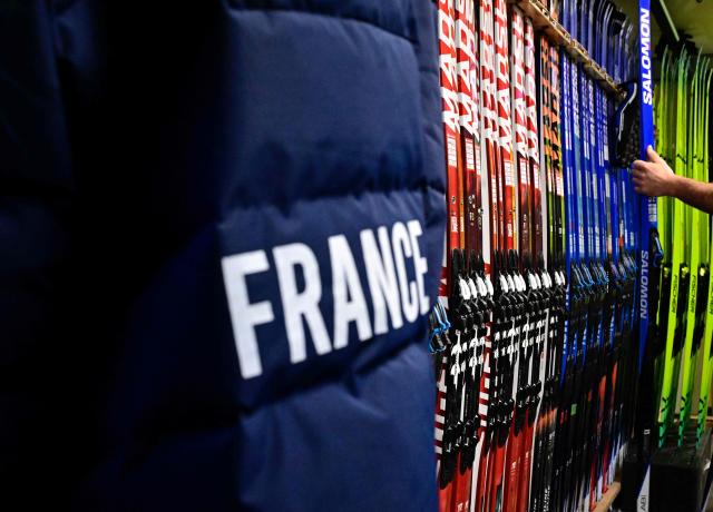 A member for the glide and equipment team of the French National Biathlon Team works on a ski for the women’s 7,5km sprint event at the IBU Biathlon World Cup in Ruhpolding, southern Germany, on January 16, 2026.  (Photo by Tobias SCHWARZ / AFP)