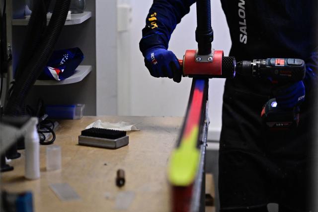 Gregoire Deschamps, head of glide and equipment for the French National Biathlon Team, waxes a ski for the women’s 7,5km sprint event at the IBU Biathlon World Cup in Ruhpolding, southern Germany, on January 16, 2026.  (Photo by Tobias SCHWARZ / AFP)