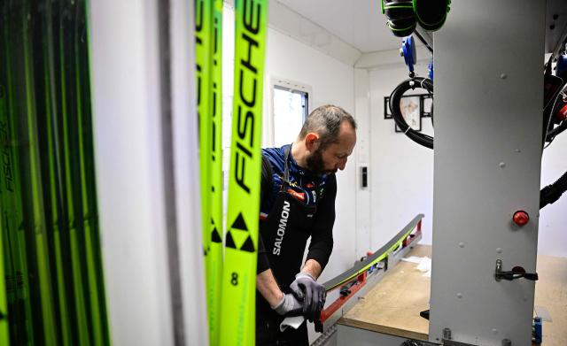 Gregoire Deschamps, head of glide and equipment for the French National Biathlon Team, waxes a ski for the women’s 7,5km sprint event at the IBU Biathlon World Cup in Ruhpolding, southern Germany, on January 16, 2026.  (Photo by Tobias SCHWARZ / AFP)