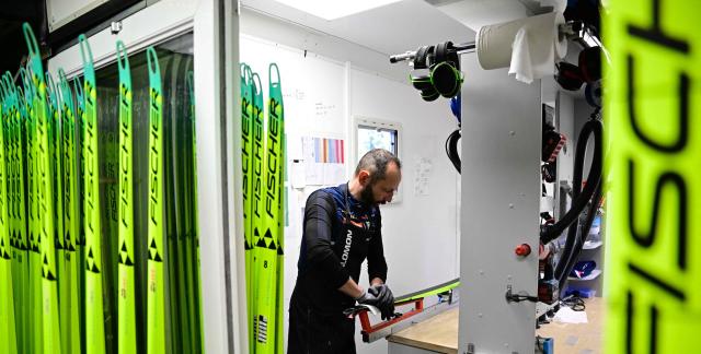 Gregoire Deschamps, head of glide and equipment for the French National Biathlon Team, waxes a ski for the women’s 7,5km sprint event at the IBU Biathlon World Cup in Ruhpolding, southern Germany, on January 16, 2026.  (Photo by Tobias SCHWARZ / AFP)