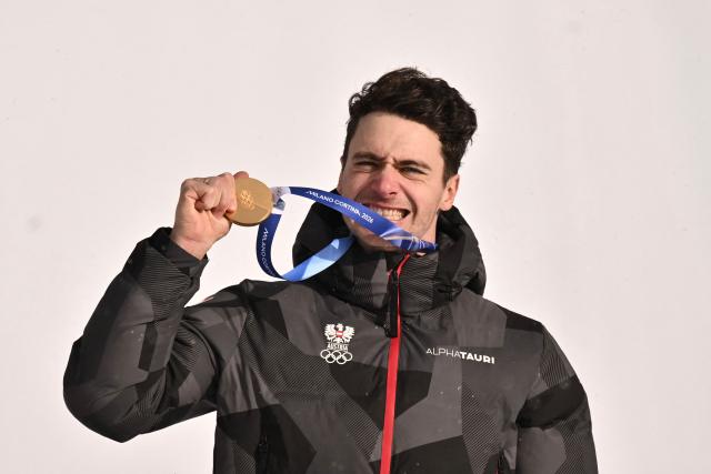Gold medallist Austria's Alessandro Haemmerle poses on the podium after the snowboard men's cross final during the Milano Cortina 2026 Winter Olympic Games at Livigno Snow Park, in Livigno (Valtellina), on February 12, 2026. (Photo by Jeff PACHOUD / AFP)
