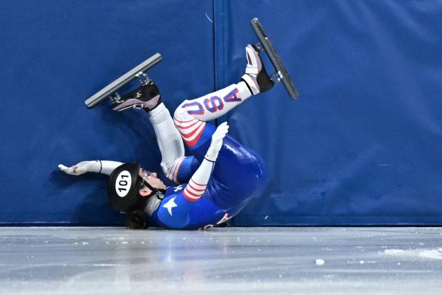 USA's Julie Letai falls as she competes in the short track speed skating women's 500m quarter-final during the Milano Cortina 2026 Winter Olympic Games at Milano Ice Skating Arena in Milan on February 12, 2026. (Photo by Gabriel BOUYS / AFP)