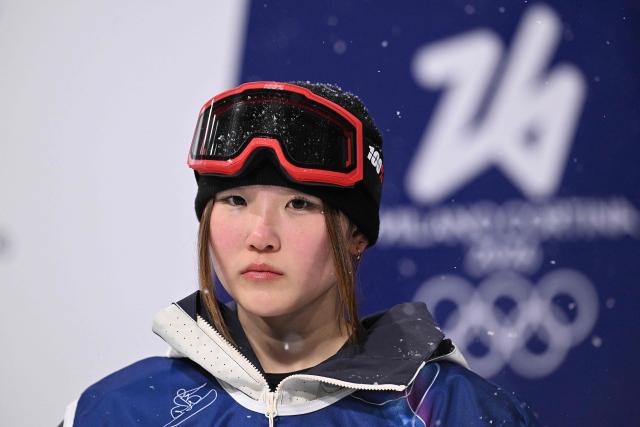 Japan's Mitsuki Ono looks on in the snowboard women's halfpipe final run 3 during the Milano Cortina 2026 Winter Olympic Games at Livigno Snow Park, in Livigno (Valtellina), on February 12, 2026. (Photo by Kirill KUDRYAVTSEV / AFP)